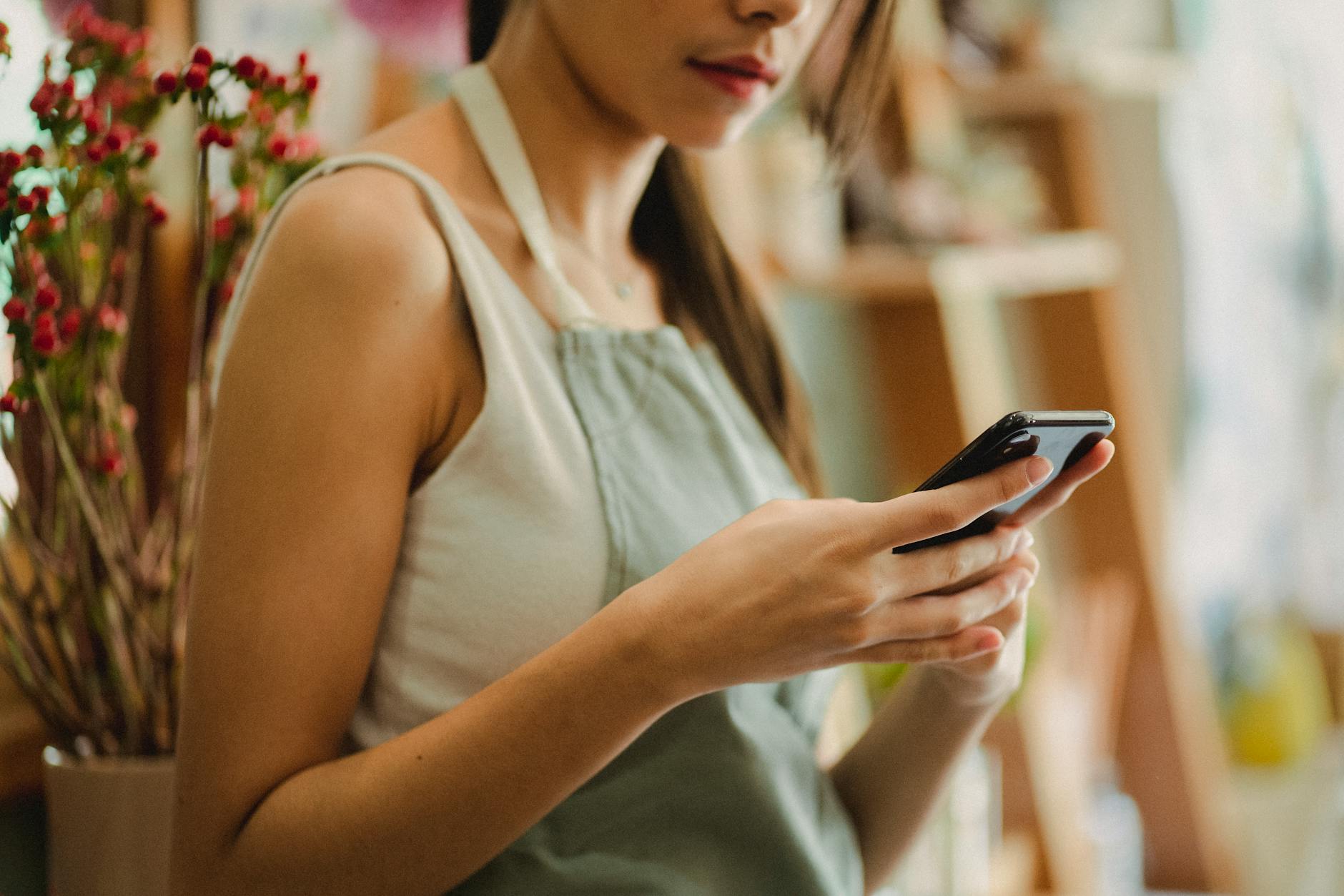 Ladeninhaberin pflegt ihr Google-Unternehmensprofil unterwegs per Smartphone